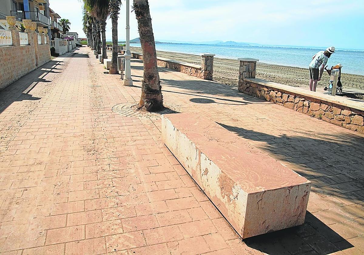 El paseo marítimo de Los Nietos lleno de barro y suciedad, ayer, tras dos semanas del episodio más fuerte de lluvias torrenciales.