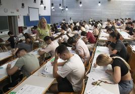 Alumnos haciendo un examen de la Ebau 2023 en la UPCT, en una imagen de este lunes.