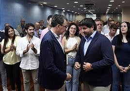 Ballesta y López Miras, ayer, reunidos con los alcaldes y portavoces del PP en barrios y pedanías de Murcia en la sede del partido.