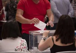 Un ciudadano deposita su voto en la urna en los comicios de 2019.