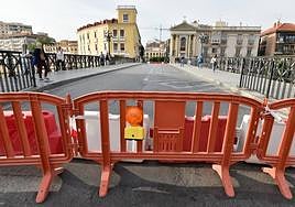 El Puente Viejo, cerrado al tráfico, tras el inicio de las obras.