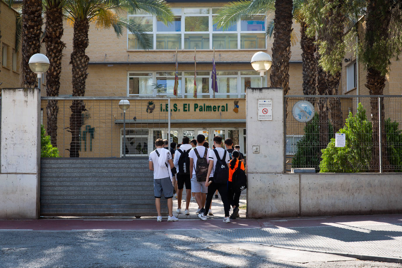 Estudiantes acceden al interior de las instalaciones del IES El Palmeral.