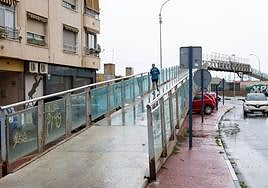 Pasarela peatonal a través de las vías del tren que conecta Orihuela con la pedanía de Correntías.