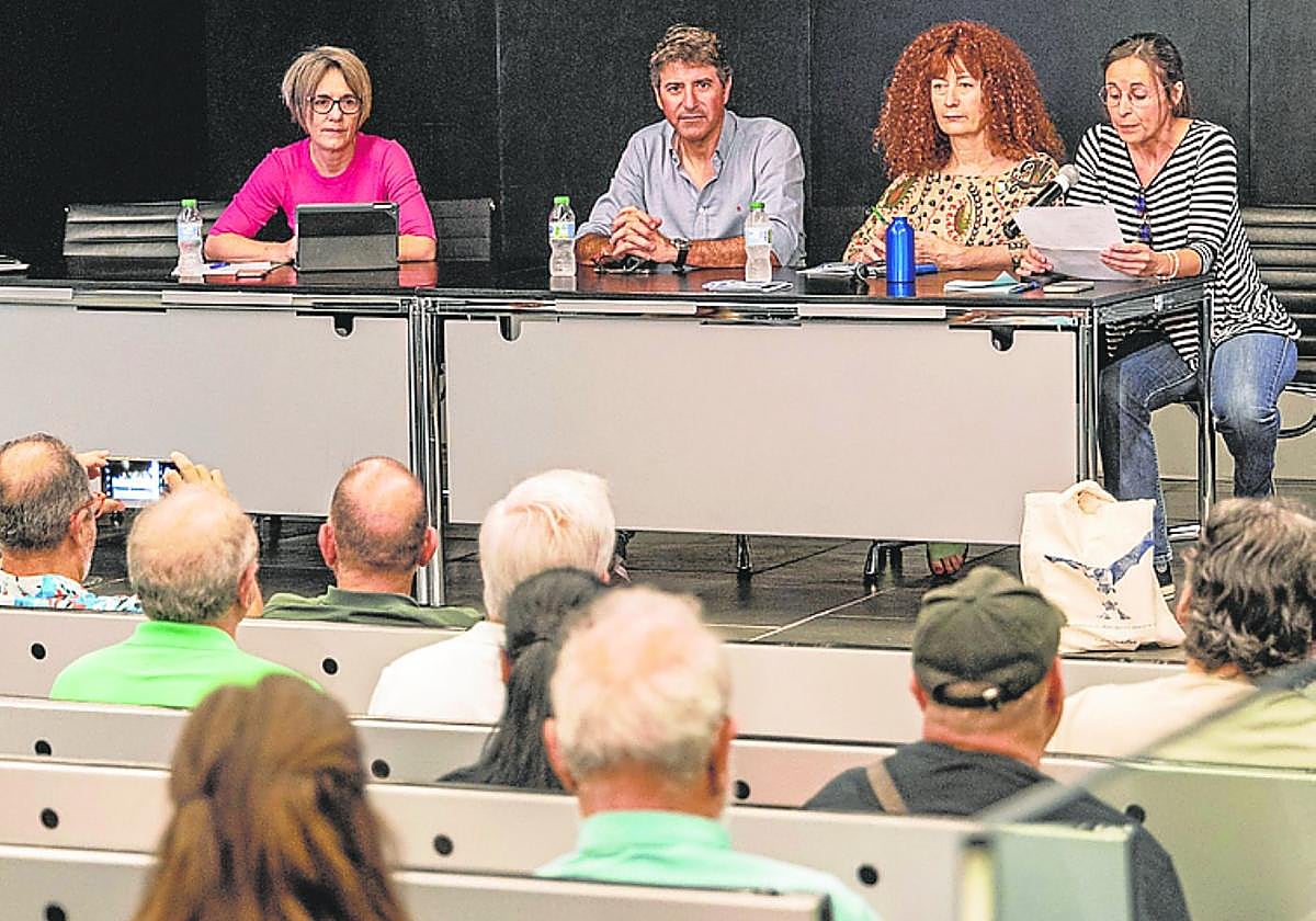 Los periodistas Miguel Ángel Ruiz, Rosa Roda y Josefina Maestre participaN en un coloquio.
