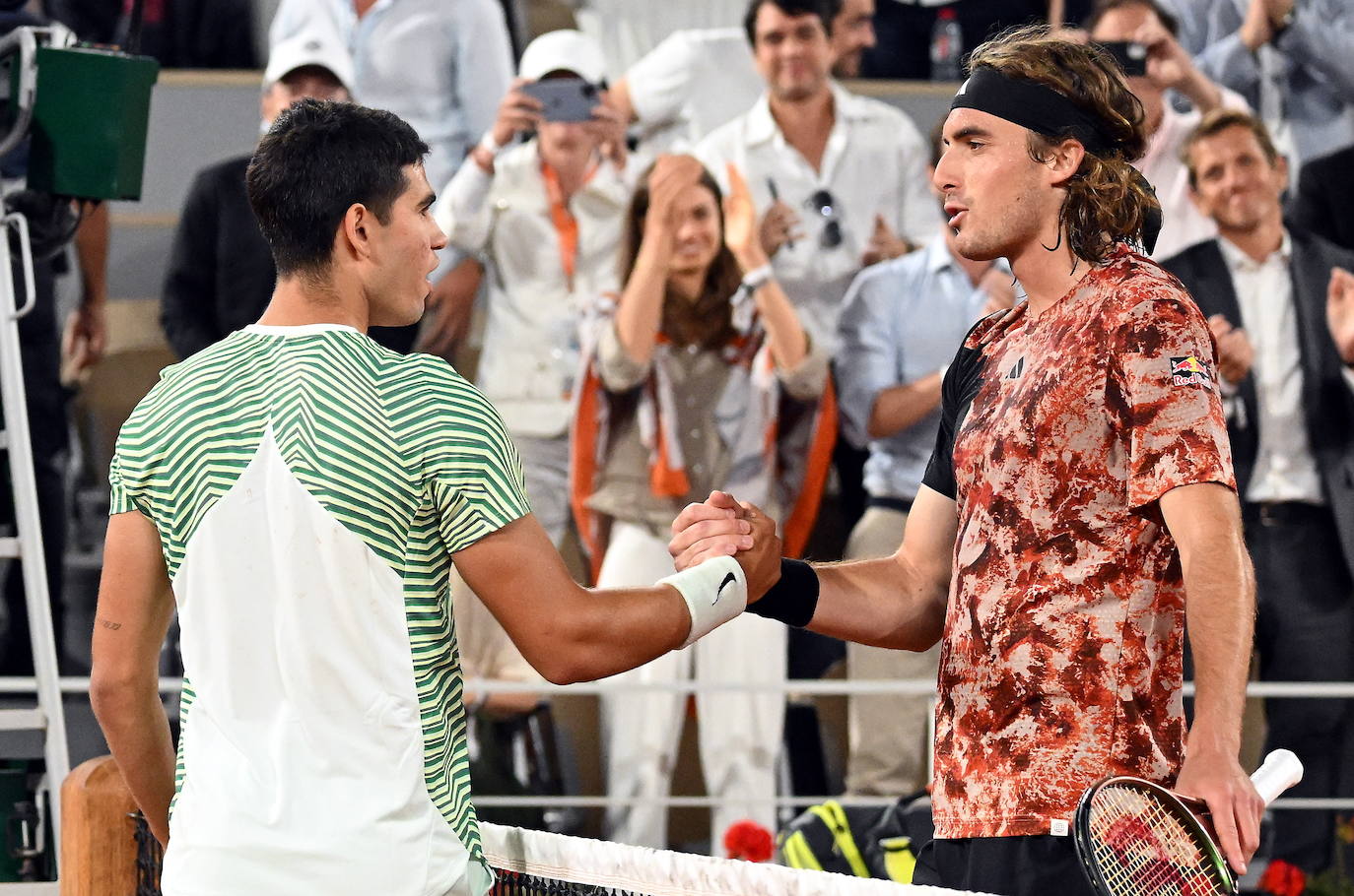 Alcaraz destroza a Tsitsipas en los cuartos de final de Roland Garros