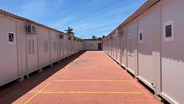 Exteriores de las aulas prefabricadas del colegio número 14 instaladas en la avenida de los Nenúfares.