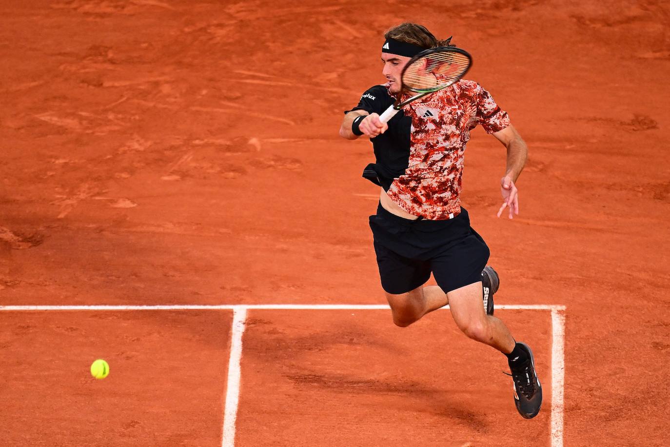 Alcaraz destroza a Tsitsipas en los cuartos de final de Roland Garros