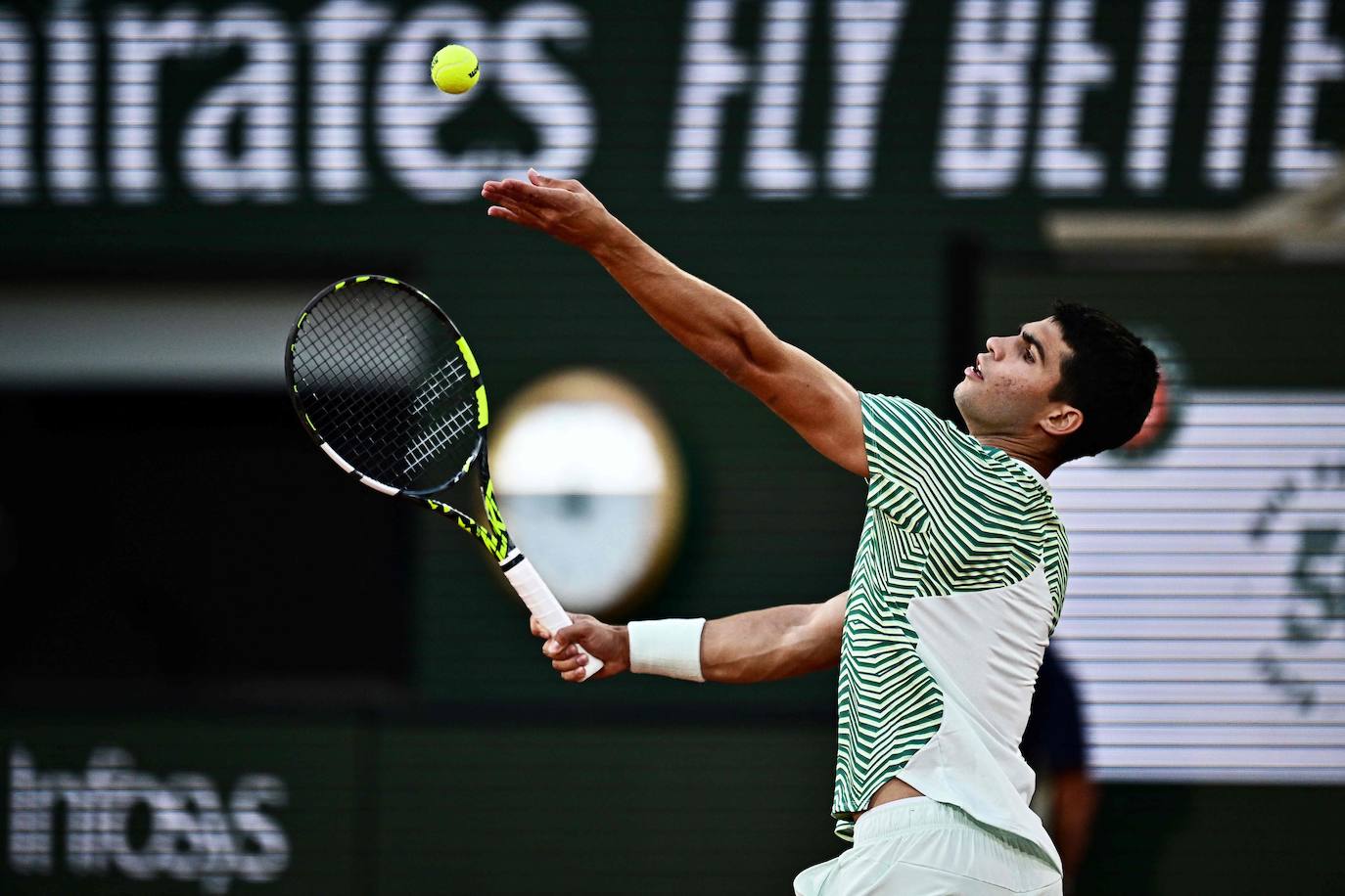 Alcaraz destroza a Tsitsipas en los cuartos de final de Roland Garros