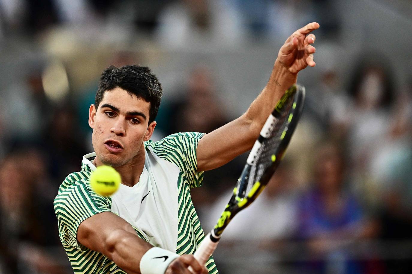 Alcaraz destroza a Tsitsipas en los cuartos de final de Roland Garros