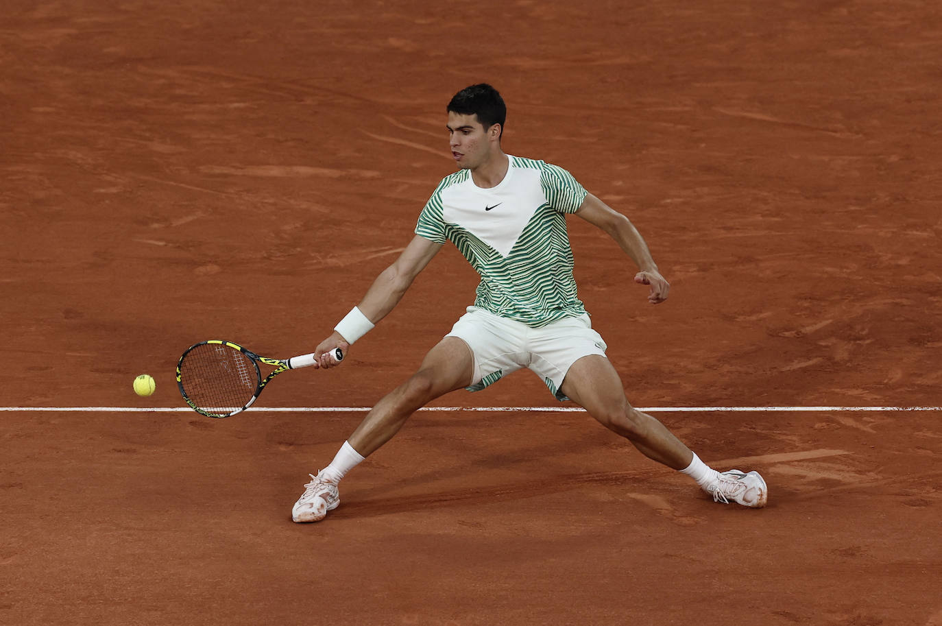 Alcaraz destroza a Tsitsipas en los cuartos de final de Roland Garros