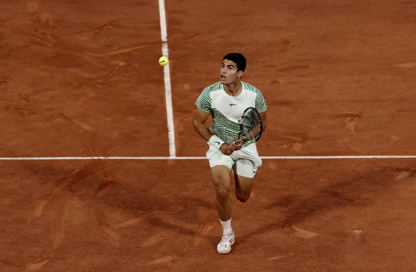 Alcaraz destroza a Tsitsipas en los cuartos de final de Roland Garros