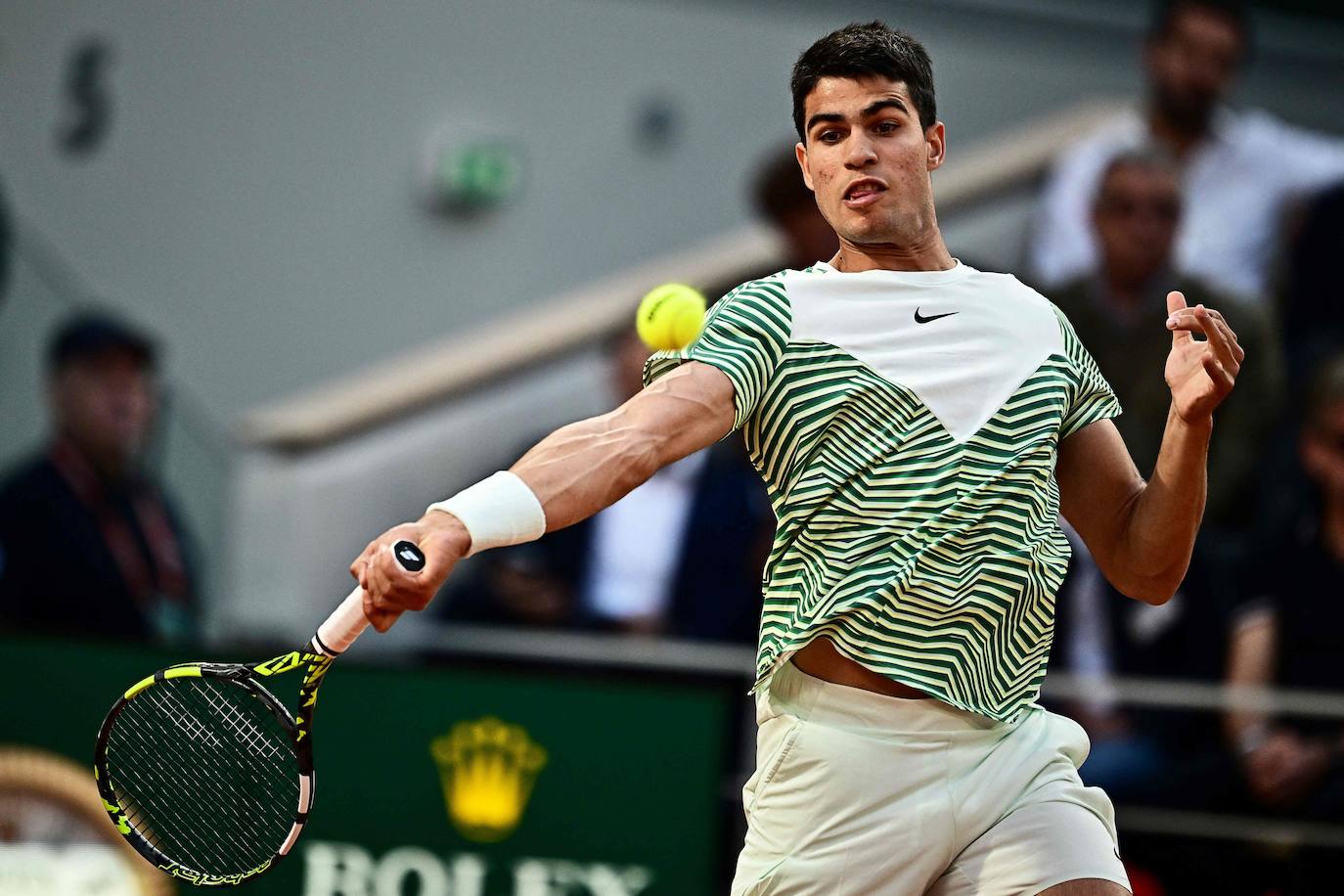 Alcaraz destroza a Tsitsipas en los cuartos de final de Roland Garros