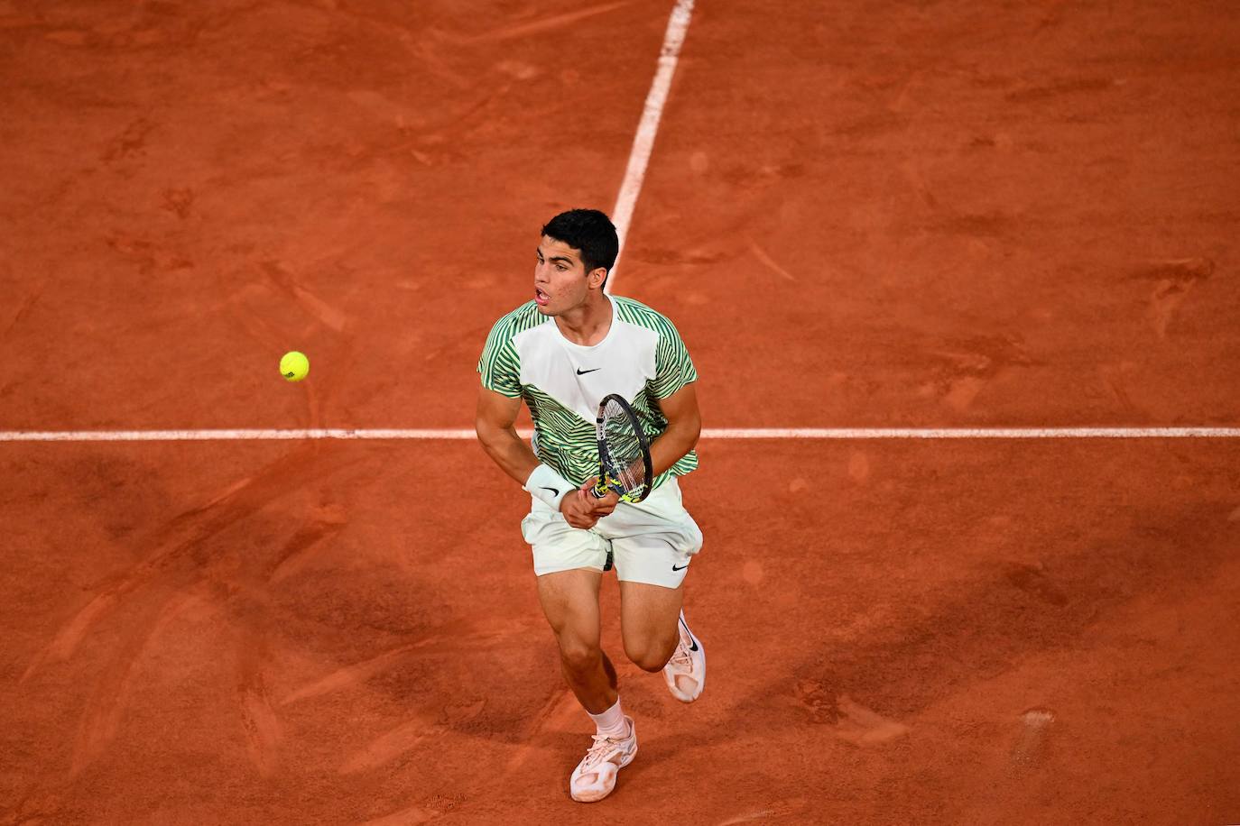 Alcaraz destroza a Tsitsipas en los cuartos de final de Roland Garros