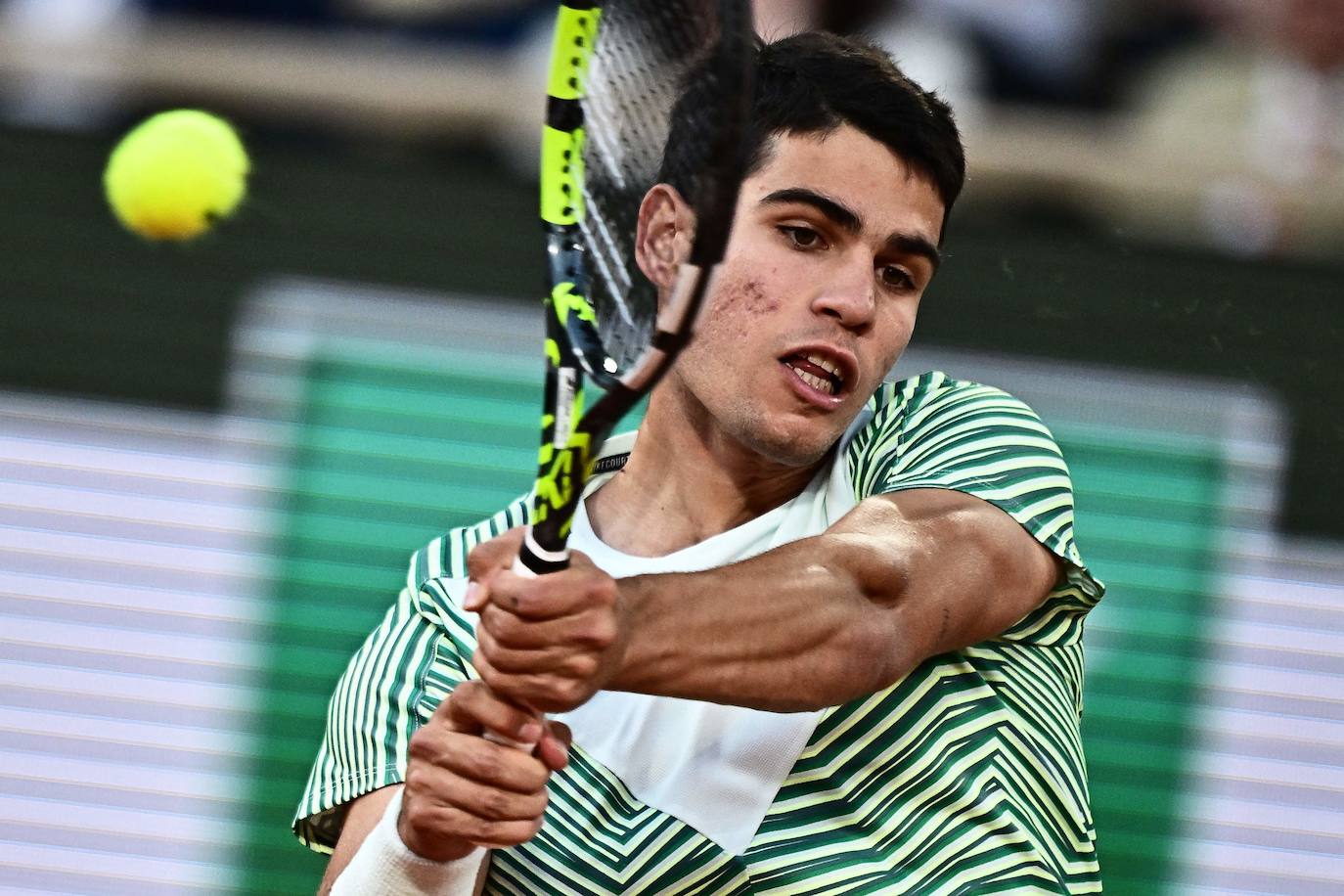 Alcaraz destroza a Tsitsipas en los cuartos de final de Roland Garros