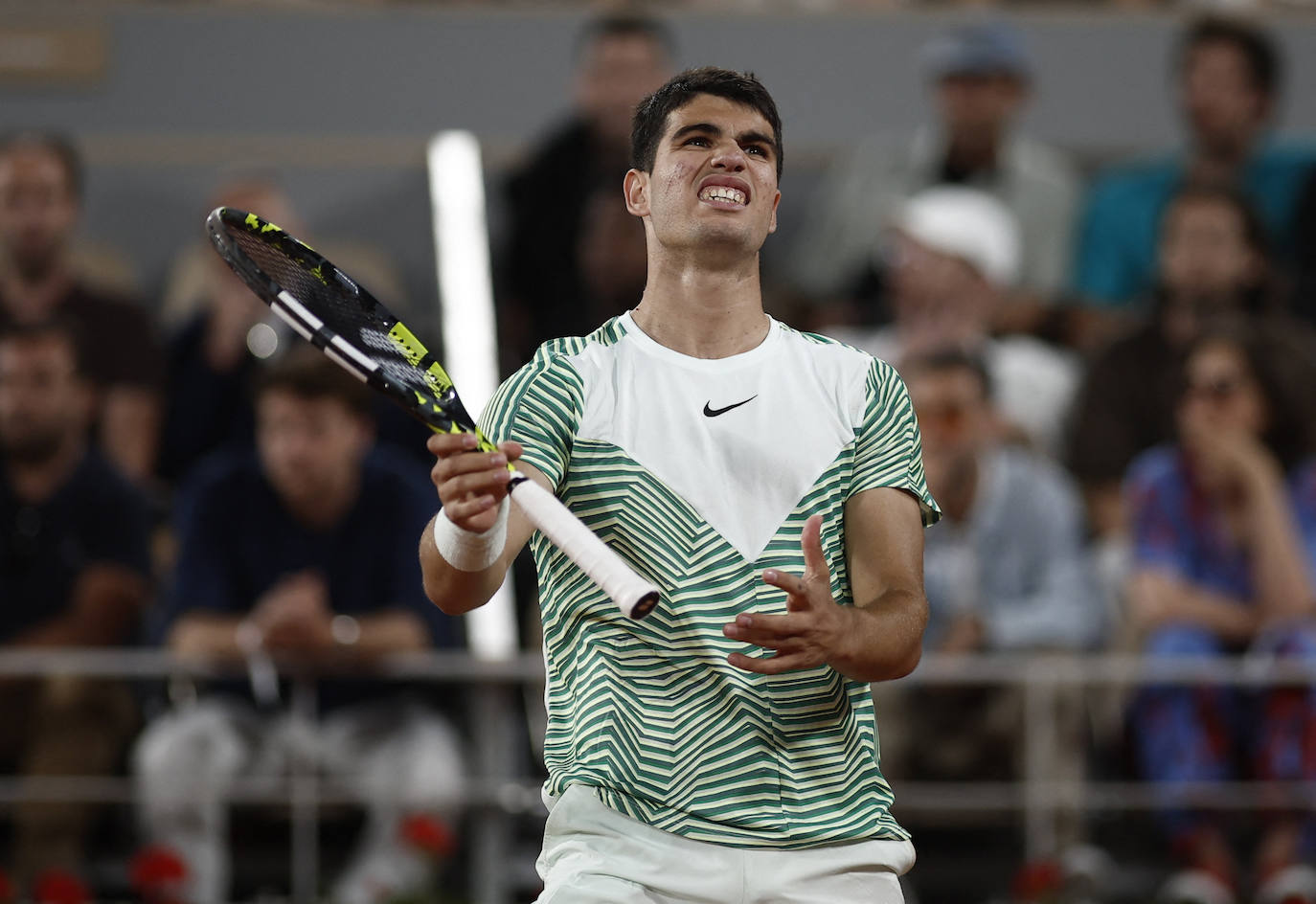 Alcaraz destroza a Tsitsipas en los cuartos de final de Roland Garros