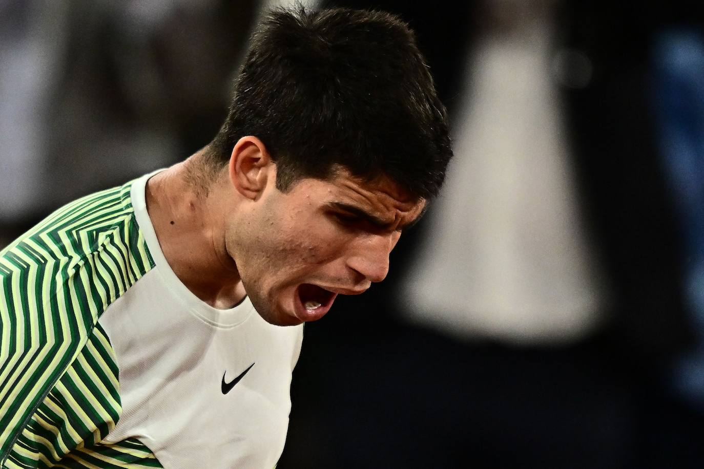 Alcaraz destroza a Tsitsipas en los cuartos de final de Roland Garros