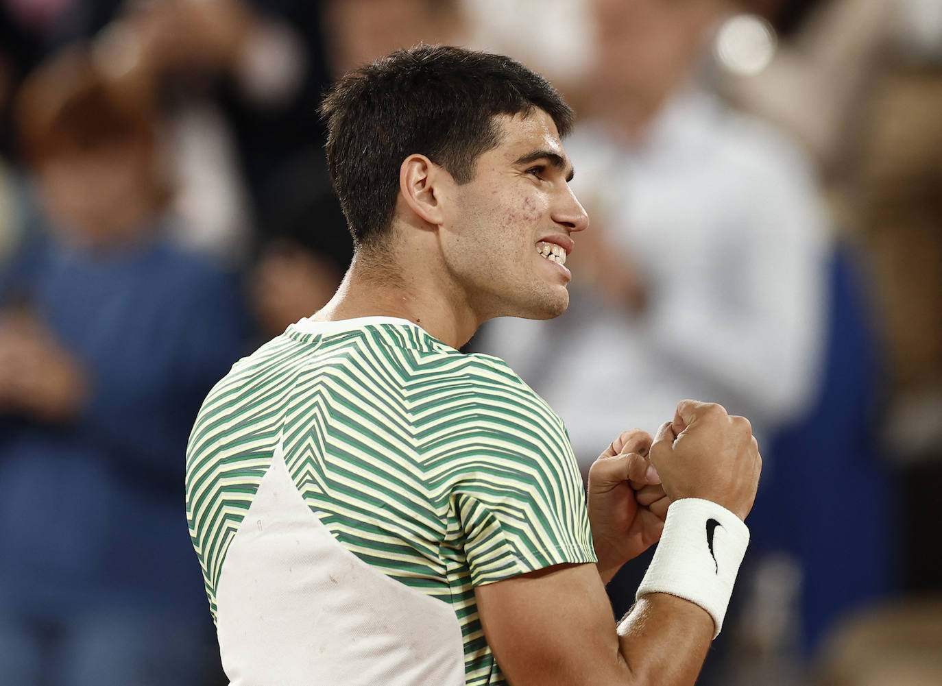 Alcaraz destroza a Tsitsipas en los cuartos de final de Roland Garros