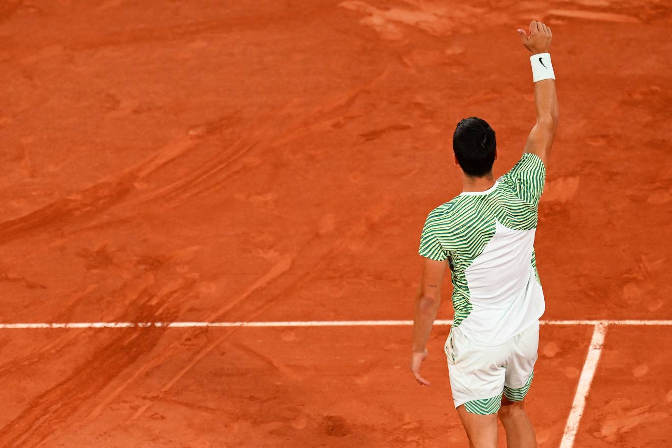 Alcaraz destroza a Tsitsipas en los cuartos de final de Roland Garros