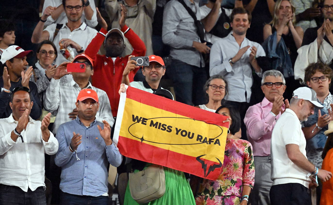 Alcaraz destroza a Tsitsipas en los cuartos de final de Roland Garros