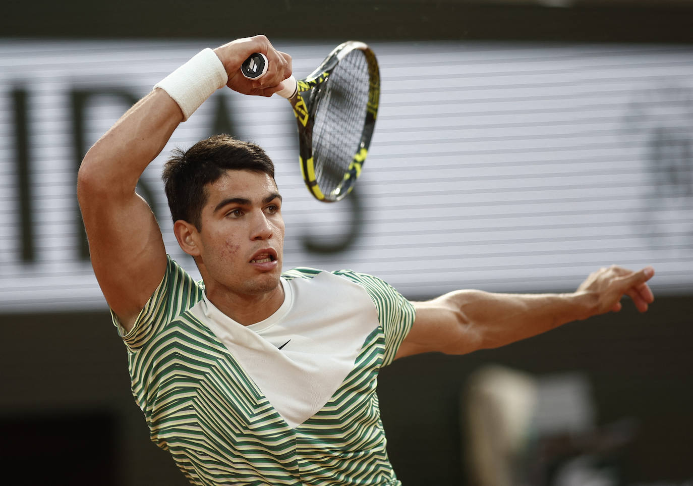 Alcaraz destroza a Tsitsipas en los cuartos de final de Roland Garros