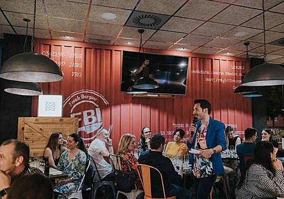 El actor Jon Mitó, en el papel de 'showmelier', interactúa con los comensales a través de un divertido quiz de preguntas.