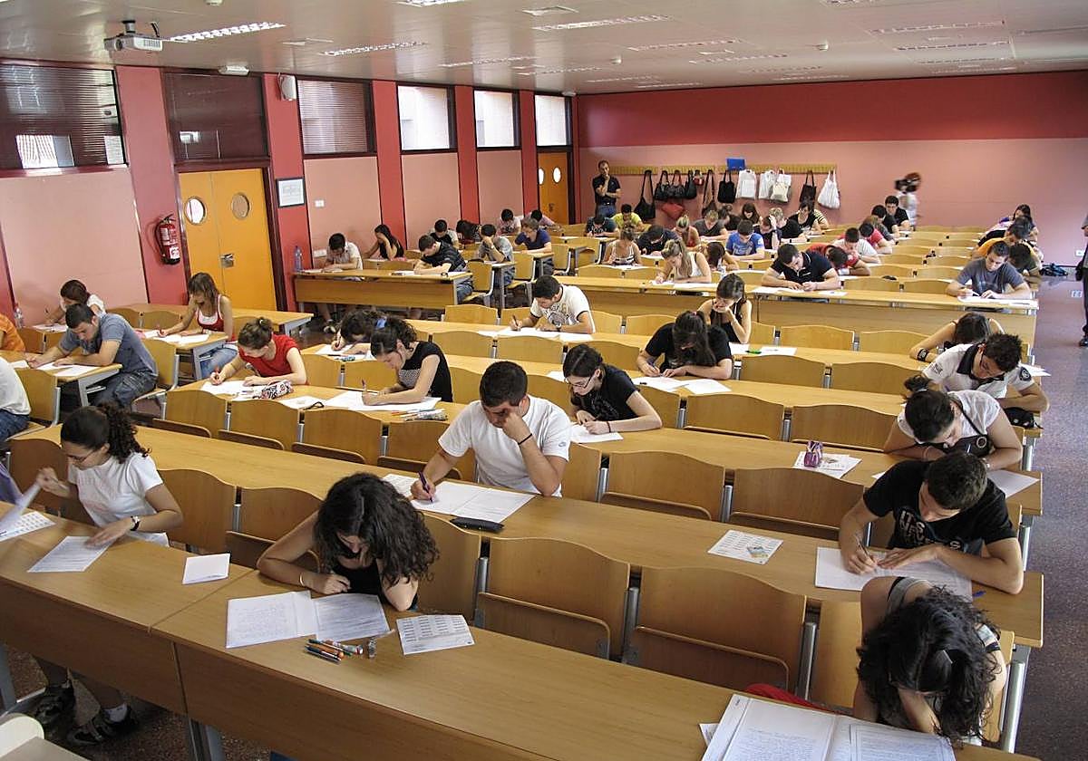 Imagen de archivo de alumnos realizando la Selectividad en el Campus de Salesas de la UMH, en Orihuela.