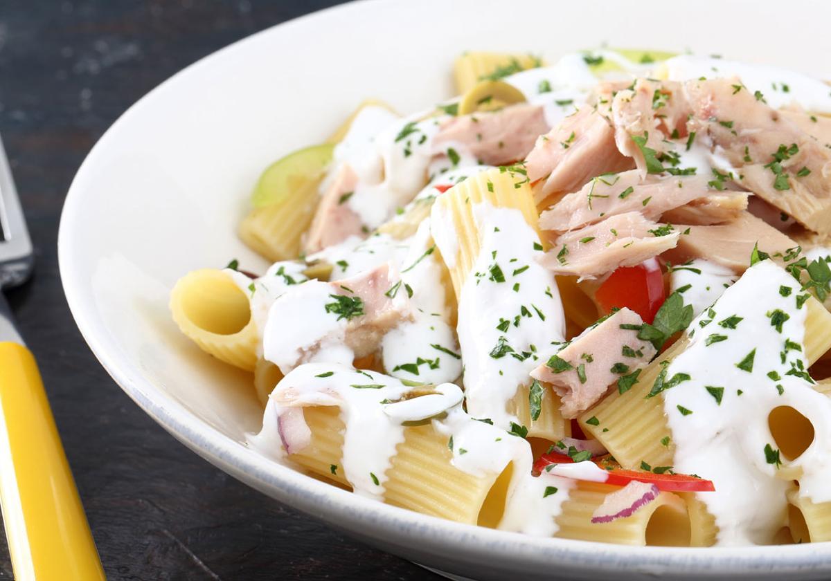 Ensalada de penne con crema agria