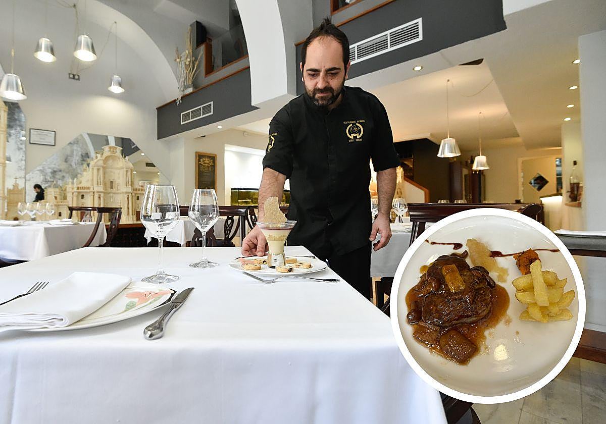 El personal de sala prepara las mesas en el comedor.
