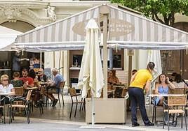 Una terraza en el centro de Murcia, en una imagen de archivo.