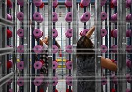Trabajadoras de una fábrica, en una foto de archivo.