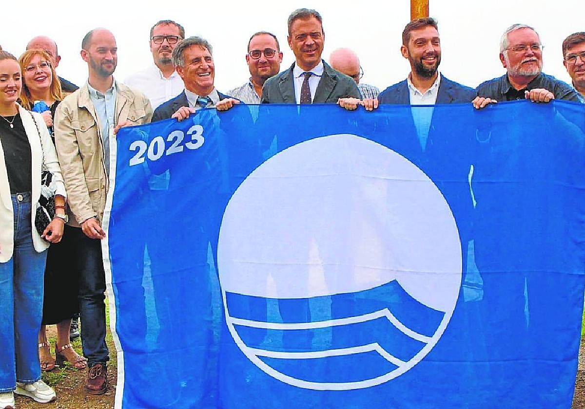 Autoridades y técnicos, ayer, en la entrega de las banderas azules en la cala de Calnegre (Lorca).