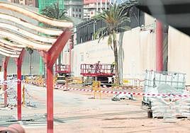 Operarios trabajan en una de las fachadas del centro comercial La Rambla, donde abrirá Mercadona.