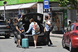 Subida y bajada de maletas en la rotonda de entrada a Ronda Norte, en Murcia, en una imagen de archivo.
