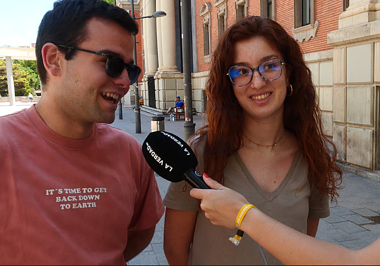 Dos jóvenes respondern a qué es lo que más les gusta de la Región de Murcia.