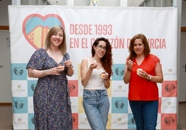 Nazaret Muñoz, Abigail Castaño y Estefanía Illán, esta semana en el Morales Meseguer, disfrutando de un helado como hicieron hace 30 años tras ser operadas.