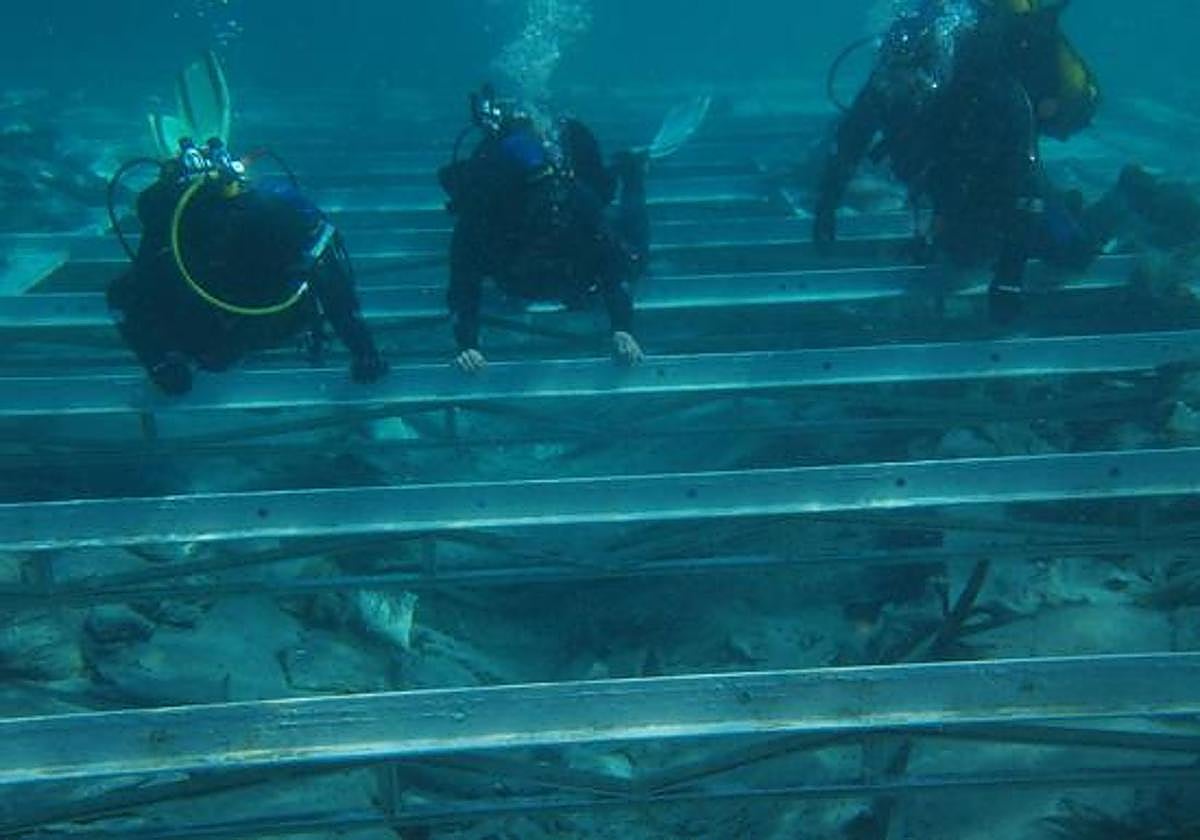 Submarinistas inspeccionan el pecio hallado en La Isla en una imagen de archivo. .