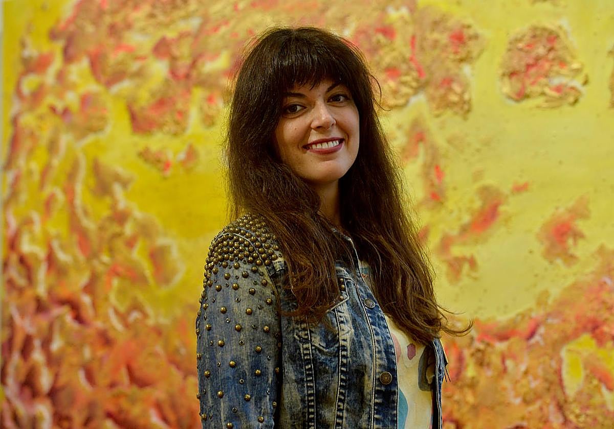 Ángela S. Casanova delante de la obra 'Venus'.