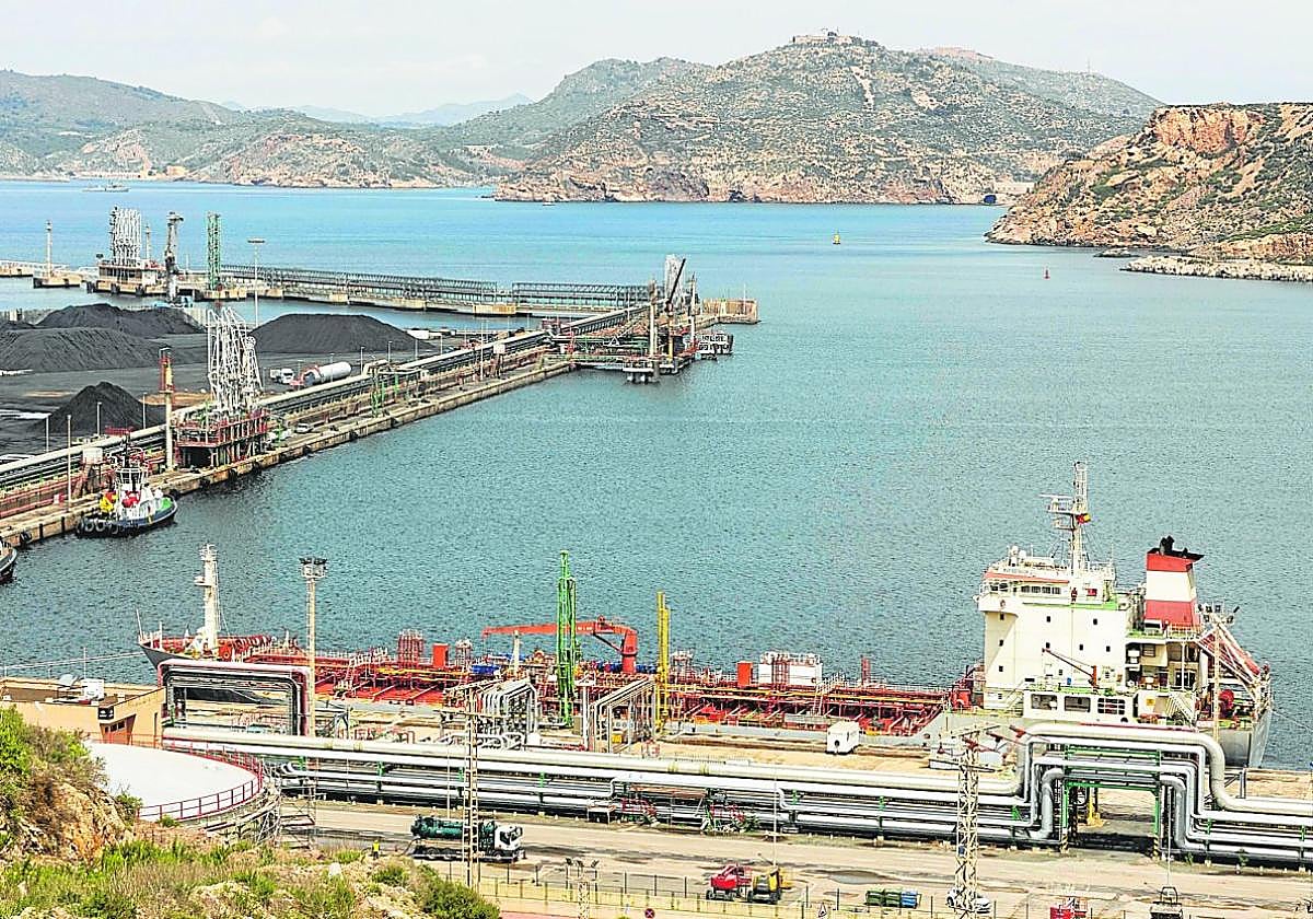El buque mercante 'PTV Estella' atracado en el frente 16 del puerto de Escombreras, ayer, retenido por Capitanía Marítima, por sobrecarga.