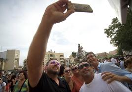 Un grupo de amigos se hace un selfie, en una imagen de archivo.