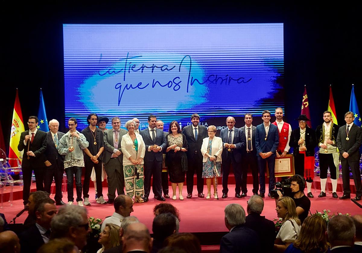 Foto de familia de los galardonados con la Medalla de Oro.