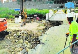 Un operario trabaja en las obras del viaducto.