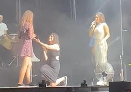 Momento en el que una joven pide matrimonio a su novia.