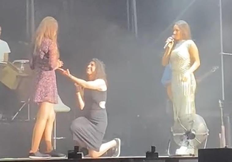 Momento en el que una joven pide matrimonio a su novia.