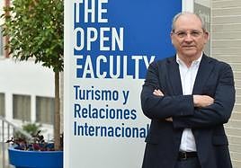 Ángel Pascual Martínez Soto, a la entrada de la Facultad de Turismo.
