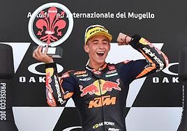 Pedro Acosta celebra en el podio de Mugello su victoria de este domingo.