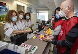 Voluntarios de la Fundación Fade muestran al personal sanitario del hospital Santa Lucía las manualidades realizadas durante los talleres.