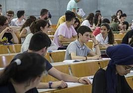Varios alumnos hacen un examen de Ebau.
