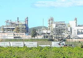 Complejo industrial de Sabic en La Aljorra, con cultivos agrícolas a pocos metros.