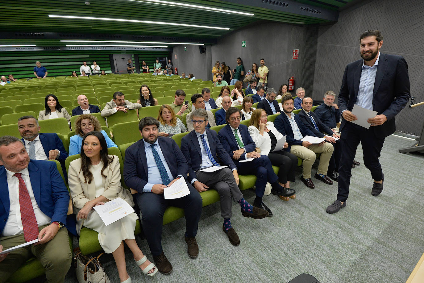 Los diputados regionales recogen sus credenciales