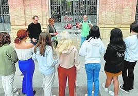 Alumnos del IES Cascales escuchando al urbanista Rafa Rivera durante una de las actividades del observatorio sobre adolescencia.